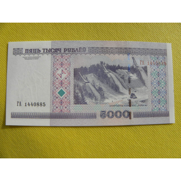 bankovka 5000 rublů...
